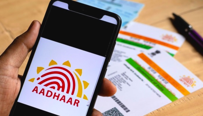 Aadhaar Card: तुम्हीही जुनं आधार कार्ड वापरताय? आत्ताच्या आता Update करा, जाणून घ्या संपूर्ण प्रक्रिया!