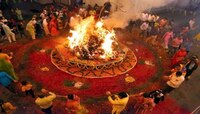 होळीच्या दिवशी करा 'हे' उपाय, आर्थिक, वैवाहिक बाबतीत होतील अनेक शुभ लाभ 