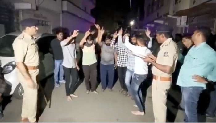 पोलिसांसमोर हातात पाण्याची बाटली घेऊन तरुणांचा डान्स; Viral Video मागचं नेमकं सत्य काय?