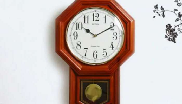 Vastu Tips: घरात आणि ऑफिसमध्ये घड्याळ कोणत्या दिशेला लावावे? वास्तूशास्त्र काय सांगतं? 