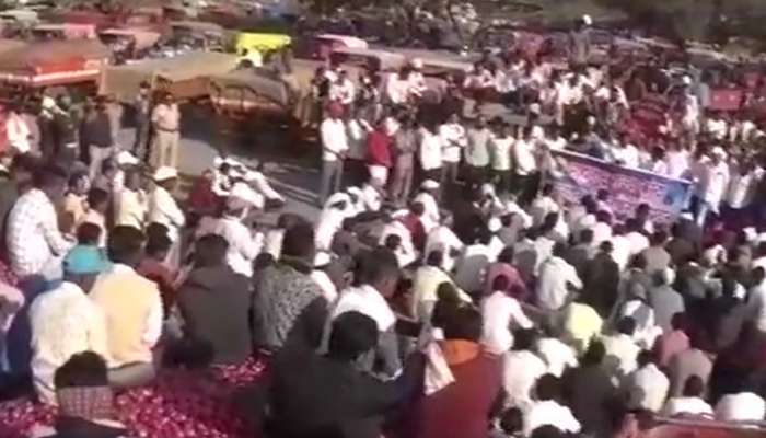 Onion Price : 500 रुपये भाव अन् 700 रुपये खर्च; कांद्याच्या कवडीमोल दरामुळे लिलाव बंद