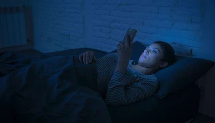 Mobile Side Effect  : तुम्हीही रात्रभर मोबाईल चाळत बसता ; ब्लु लाइटमुळे येऊ शकत कायमच अंधत्व 