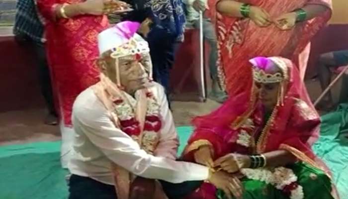 LOVE STORY: वृद्धाश्रमात जुळलं प्रेम...75 वर्षांच्या आजोबांनी 70 वर्षांच्या आजीला थेट लग्नासाठी केला प्रपोज