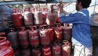 LPG Gas Cylinder : महागाईचा भडका, घरगुती LPG सिलिंडरच्या दरात मोठी वाढ 