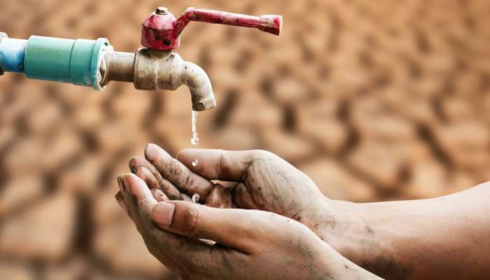 Water Crisis : 75 वर्षांपासून येथे महिन्यातून फक्त एकदाच मिळते पाणी, मुंबईपासून हाकेच्या अंतरावर आहे &#039;हे&#039; गाव...