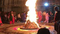 होळीच्या दिवशी चुकूनही 'या' रंगाचे कपडे घालू नका! अन्यथा घरात वाईट शक्ती... 