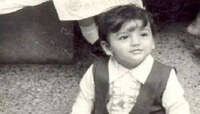 Guess Who: फोटोतला 'हा' चिमुकला आज आहे बॉलिवूडचा टॉप अ‍ॅक्शन हिरो, तुम्ही ओळखलंत का?