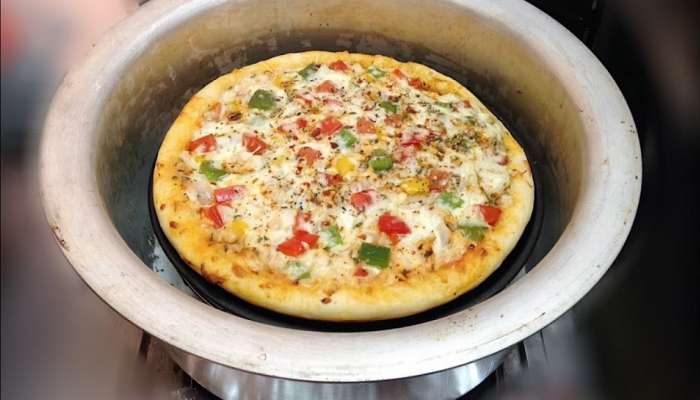 Cooking Hacks : ओव्हन नसेल तरी पिझ्झा बनवा ; तेही 10 मिनिटात
