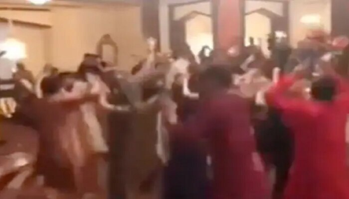 Viral Video : पायाखालची जमीन सरकली अन् , लग्न सोहळ्यात डान्स करताना वऱ्हाडी गाडले गेले 