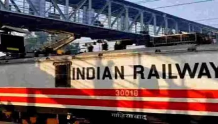 Indian Railway : धक्कादायक! मद्यधुंद टीटीईकडून महिला प्रवाशावर लघुशंका; सहप्रवाशांनी शिकवला धडा 
