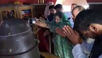 मेहबुबा मुफ्ती मंदिरात पोहोचल्याने गदारोळ, शिवलिंगावर केला जलाभिषेक