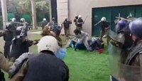 VIDEO: इम्रान खान यांच्या घरात घुसून पोलिसांनी कार्यकर्त्यांना गुरांप्रमाणे मारलं