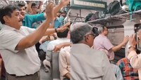 दिल तो बच्चा है जी! 'दो घुंट' गाण्यावर मुंबई लोकल ट्रेनमध्ये मुंबईकरांची धमाल 