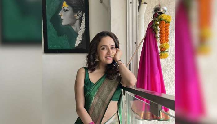 VIDEO : Amruta Khanvilkar नं ट्रेंडिंग गाण्यावर डान्स करत उभारली गुढी 