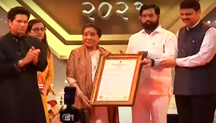 ज्येष्ठ गायिका आशा भोसले यांच्या सोनेरी कारकीर्दीचा गौरव, महाराष्ट्र भूषण पुरस्काराने सन्मान