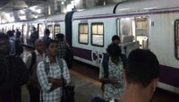 Mumbai Local News : मध्य रेल्वेची वाहतूक विस्कळीत, सिग्नल यंत्रणेत बिघाडाने लोकल उशि