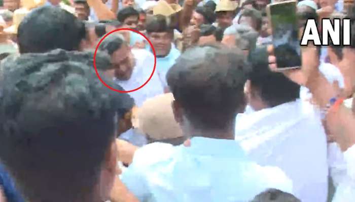 Video : कार्यकर्ता जवळ येताच कर्नाटकच्या माजी मुख्यमंत्र्यांना राग अनावर; कानाखाली लगावली अन् थेट गाडीत बसले