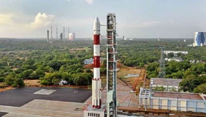 ISRO ने रचला इतिहास; भारतातील सर्वात मोठं LVM3 रॉकेट लॉंच, पाहा VIDEO