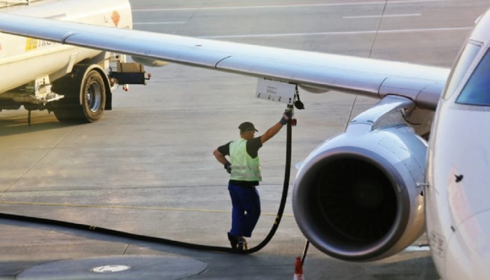 Flight Fuel : विमानात वापरलं जाणाऱ्या इंधनाची किंमत काय, ते किती माईलेज देतं? पाहा Interesting माहिती 