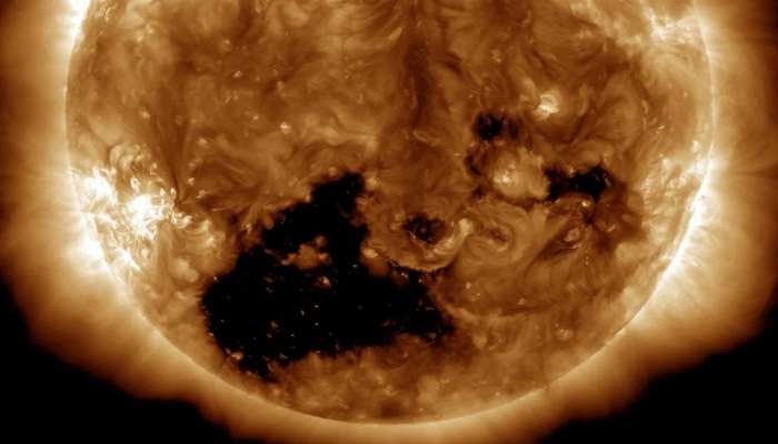 Coronal Hole: सूर्यावर पृथ्वीपेक्षा 20 पट मोठा खड्डा; शास्त्रज्ञांनी दिला वादळी धोक्याचा इशारा