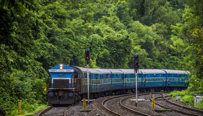 Konkan Railway : सुट्टीच्या निमित्तानं कोकण रेल्वेनं प्रवास करणाऱ्यांसाठी आनंदाची बातमी 