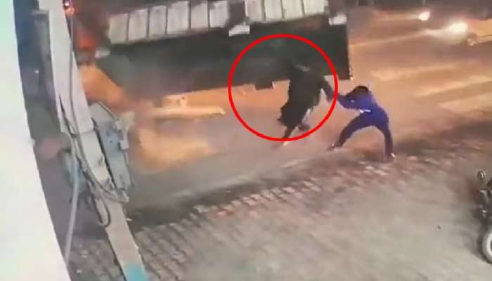 Viral Video: 2 सेकंद उशीर झाला असता तर गेला असता मित्राचा जीव! घटनाक्रम CCTV मध्ये कैद