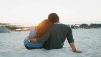 लोकं थबकली, वाहतूक खोळंबली; भर चौकात कपलचा रोमान्स पाहून सगळे थक्कं