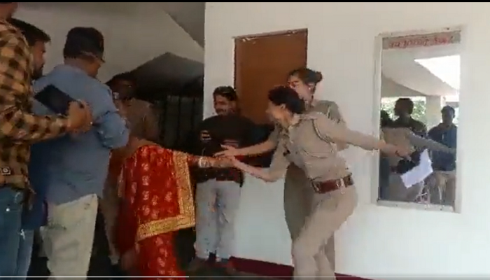 Bride Viral Video : दोन लग्न करण्यासाठी नववधूचा पोलीस स्टेशनमध्ये धिंगाणा; हाय व्होल्टेज ड्रामा व्हायरल 