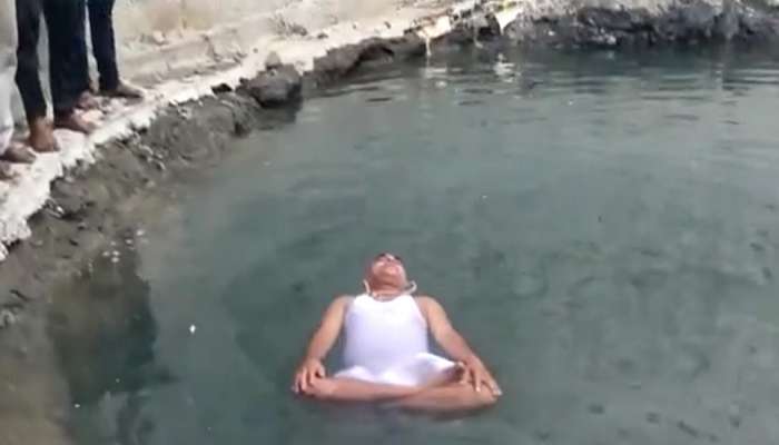 Viral Video: गरम तव्यावर बसून शिव्या घालणाऱ्या बाबानंतर आता पाण्यावर तरंगणारा बाबा चर्चेत