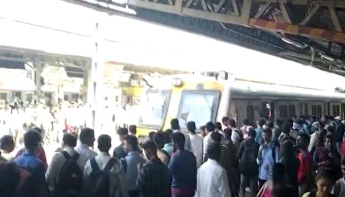 Mumbai: गर्दीने खचाखच भरलेल्या विरार रेल्वे स्थानकात घडली धक्कायक घटना; सर्व ट्रेन खोळंबल्या