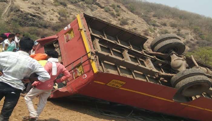 Accident: ST बस पलटली आणि... बीडमध्ये भीषण अपघात