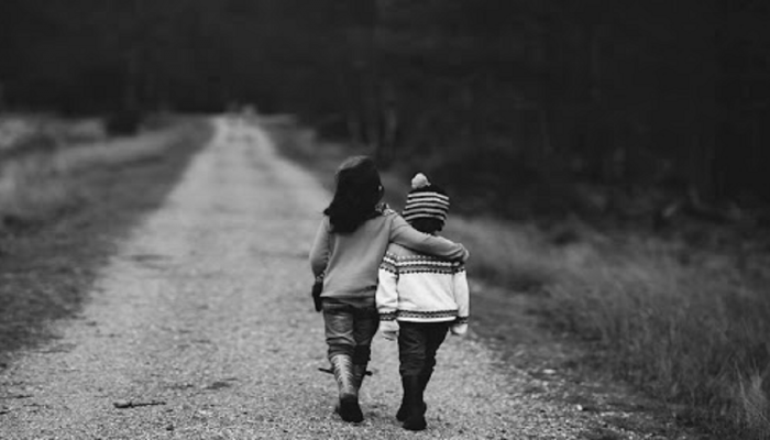 Brother Sister News : आईची आठवण येतेय, माऊलीच्या ओढीने न सांगता घरातून निघाले बहीण-भाऊ अन् मग...