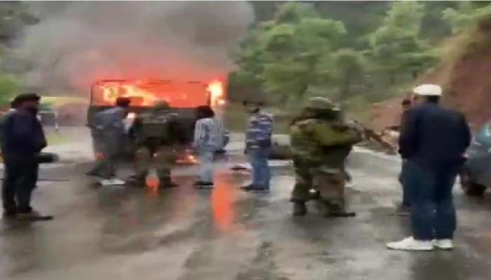 जम्मू-काश्मीरमध्ये मोठा अपघात; ट्रकवर वीज कोसळल्याने चार जवान शहीद झाल्याची शक्यता