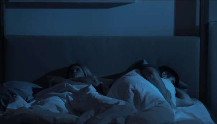 बॉयफ्रेंडचं घोरणं ऐकून गर्लफ्रेंड वैतागली; त्याला धडा शिकवण्यासाठी ऑडिओ रेकॉर्ड केला पण झाली मालामाल 