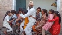 एका बाईकवर दहा लोकांनी कसं बसावं? पठ्ठ्यानं सांगितली ट्रीक! देसी जुगाडाचा VIDEO 