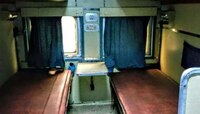 प्रवासात खासदारला डास चावल्याने थांबवली रेल्वे, बोगीची तात्काळ केली सफाई आणि...