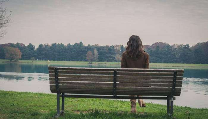 आजूबाजूला लोक असूनही एकटेपणा जाणवतोय? जाऊन घ्या यामागील मानसिक लक्षणं..