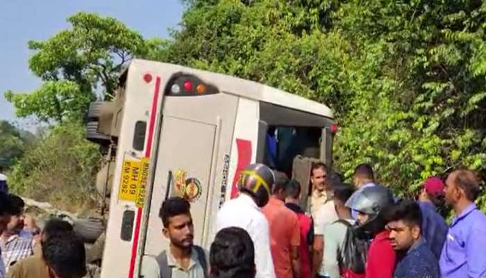 कंट्रोल सुटला आणि...; मुंबई-गोवा महामार्गावर शिवशाही बसचा भीषण अपघात; एक ठार 22 जण जखमी