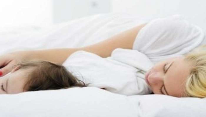 &#039;या&#039; वयानंतर पालकांनी मुलांसोबत झोपणं थांबवावं? जाणून घ्या वैज्ञानिक कारणं...