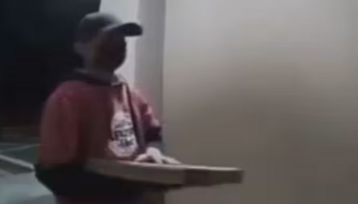 पिझ्झा डिलिव्हरी बॉयसाठी घराचा दरवाजा उघडताच; अंगावर काटा आणणारा Video Viral  