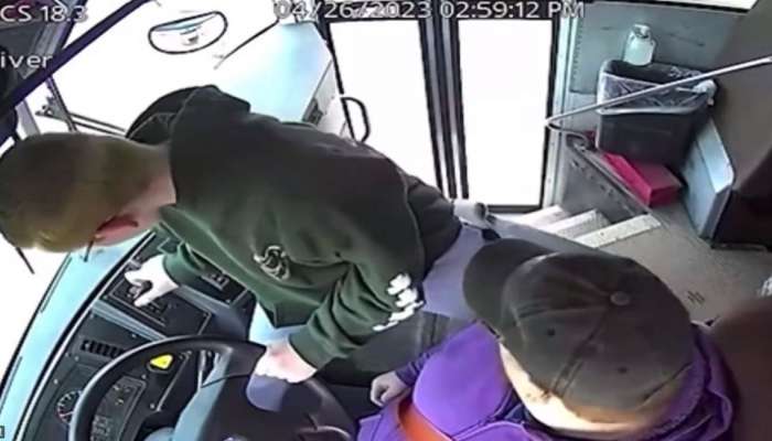 Accident Video : बस चालवत असताना ड्रायव्हर बेशुद्ध झाला; लहान मुलानं हुशारीने वाचवला 66 जणांचा जीव