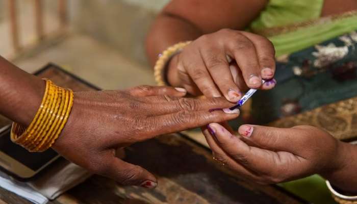 Karnataka Elections: &#039;वोट फ्रॉम होम&#039;साठी परवानगी, निवडणूक आयोगाचा मोठा निर्णय; पण मतदान करायचं कसं?