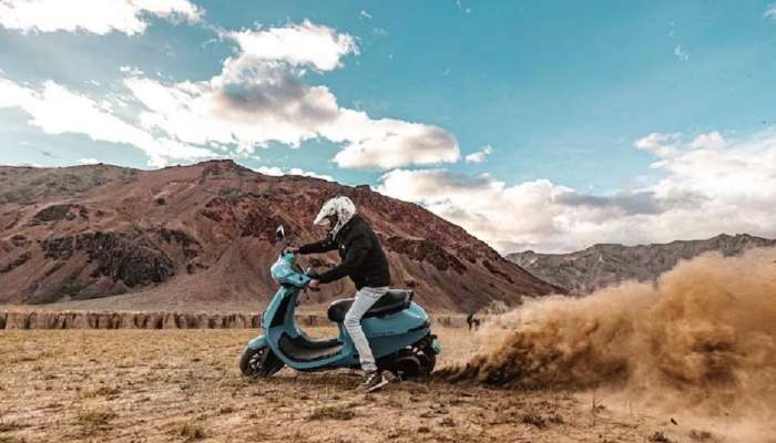 दिग्गज कंपन्या फक्त पाहत राहिल्या! &#039;या&#039; कंपनीच्या Electric Scootersची धडाक्यात विक्री; 40 टक्के मार्केट घेतलं ताब्यात