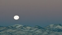 चंद्रग्रहणासोबतच आज आभाळात दिसणार रहस्यमयी Flower Moon; समजून घ्या याचा अर्थ