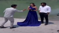  Viral Video : प्री-वेडिंगमध्ये कपलला रोमँटिक पोझ दाखवताना फोटोग्राफरने मारला चान्स