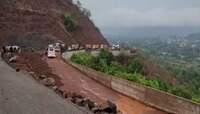 मुंबई - गोवा महामार्गावर परशुराम घाटात दरड कोसळली, अनेक वाहने चिखलात रुतली