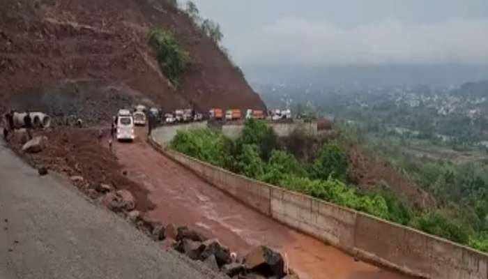 मुंबई - गोवा महामार्गावर परशुराम घाटात दरड कोसळली, वाहतूक ठप्प 