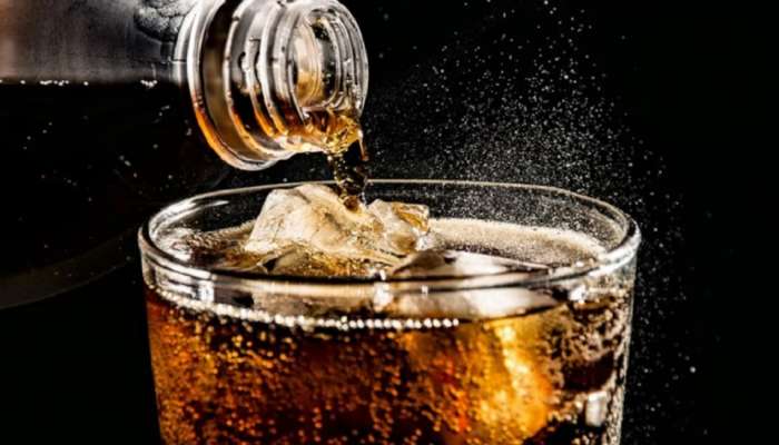 कोल्ड्रिंक, सोडामुळे पोटातला गॅस बाहेर पडतो का? कोल्ड्रिंक, सोडामुळे पोटातला गॅस बाहेर पडतो का?