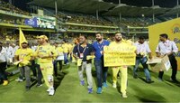 MS Dhoni ची आयपीएलमधून निवृत्ती?  पराभवानंतर मैदानात नेमकं काय घडलं?  