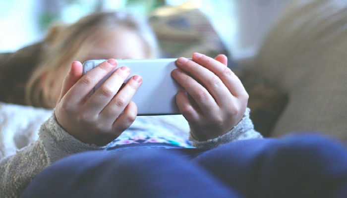 मोबाईलच्या वापराने लहान मुलं जातायत डिप्रेशनमध्ये? संशोधानातून धक्कादायक खुलासा